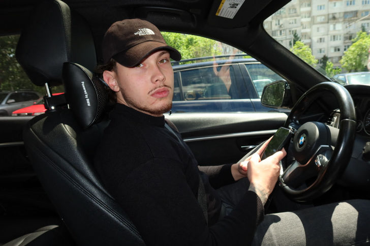 Михаил — основатель 404 Affiliate за рулем автомобиля